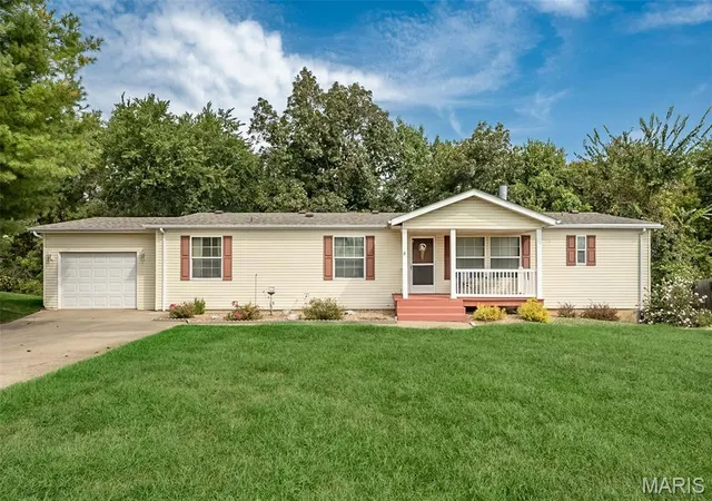 Photo 1 of Sale Pending at 218 S Warren Dr, Winfield, MO 63389 | MLS# MIS26057653 | Listing updated on 2026-09-14