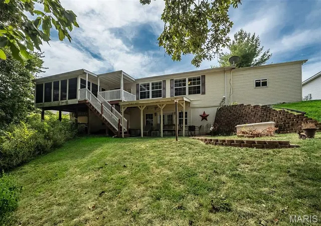 Photo 4 of Sale Pending at 218 S Warren Dr, Winfield, MO 63389 | MLS# MIS26057653 | Listing updated on 2026-09-14