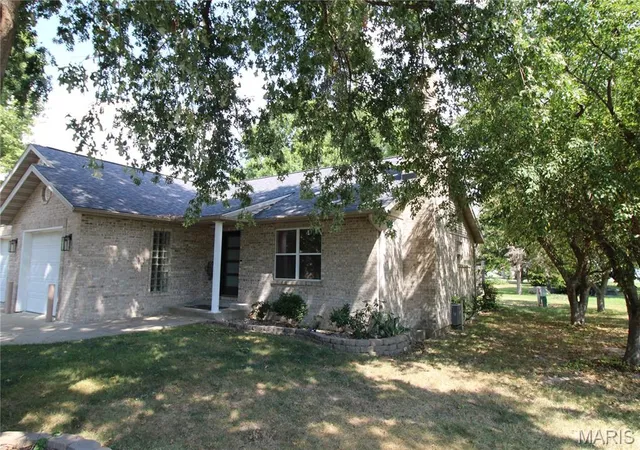 Photo 2 of Sale Pending at 411 Easy St, Marine, IL 62061 | MLS# MIS26057689 | Listing updated on 2026-09-07