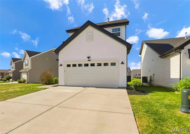 Photo 3 of Single family home for sale at 191 Crestfield Ct, Saint Charles, MO 63301 | MLS# MIS26057696 | Listing updated on 2026-09-14