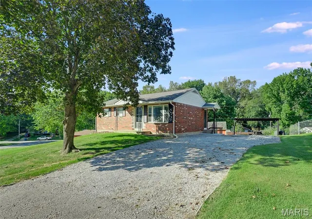 Photo 2 of Single family home for sale at 135 Appletree Ln, Glen Carbon, IL 62034 | MLS# MIS26057729 | Listing updated on 2026-09-13