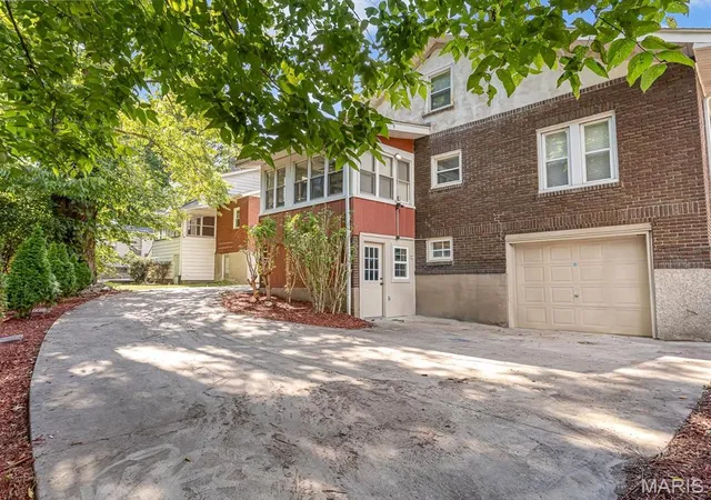 Photo 2 of Single family home for sale at 851 Washington Ave, Alton, IL 62002 | MLS# MIS26057741 | Listing updated on 2026-09-13