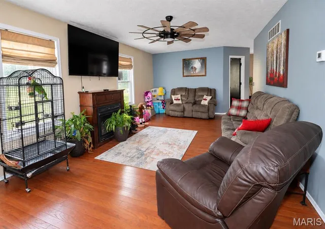 Photo 3 of Single family home for sale at 808 Carrie Cir, Lebanon, MO 65536 | MLS# MIS26057750 | Listing updated on 2026-09-22