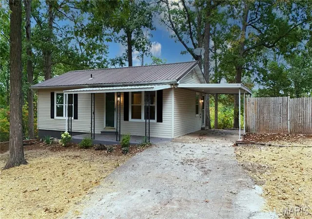 Photo 2 of Single family home for sale at 4343 Center Dr, De Soto, MO 63020 | MLS# MIS26057778 | Listing updated on 2026-10-06