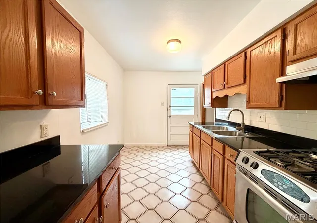 Photo 4 of Sale Pending at 7912 Fleta St, Saint Louis, MO 63123 | MLS# MIS26057785 | Listing updated on 2026-10-06