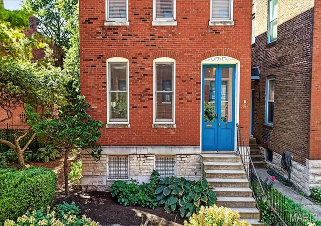 Photo 3 of Sale Pending at 2016 Hickory St, Saint Louis, MO 63104 | MLS# MIS26057788 | Listing updated on 2026-09-30