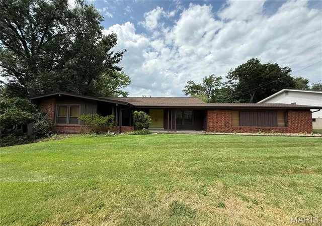 Photo 2 of Sale Pending at 12624 Tallow Hl Ln, Saint Louis, MO 63146 | MLS# MIS26057792 | Listing updated on 2026-09-15