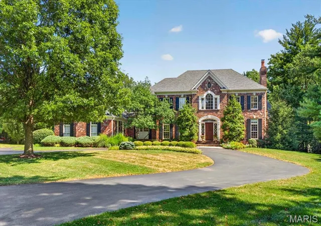 Photo 2 of Sale Pending at 18 Cricklewood Pl, Saint Louis, MO 63131 | MLS# MIS26057794 | Listing updated on 2026-09-14