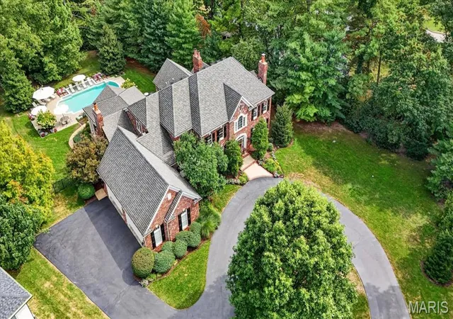 Photo 3 of Sale Pending at 18 Cricklewood Pl, Saint Louis, MO 63131 | MLS# MIS26057794 | Listing updated on 2026-09-14