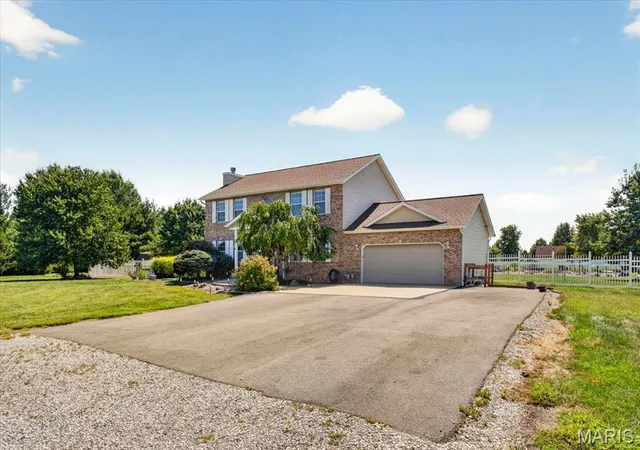 Photo 2 of Sale Pending at 7704 Grove Rd, Edwardsville, IL 62025 | MLS# MIS26057802 | Listing updated on 2026-10-08