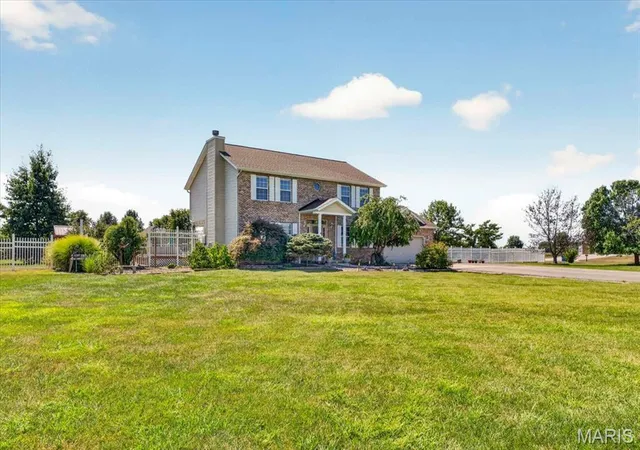 Photo 3 of Sale Pending at 7704 Grove Rd, Edwardsville, IL 62025 | MLS# MIS26057802 | Listing updated on 2026-10-08