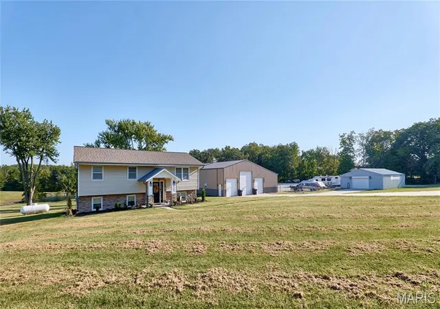 Photo 2 of Sale Pending at 2100 Spielhagen Rd, Troy, MO 63379 | MLS# MIS26057820 | Listing updated on 2026-09-14