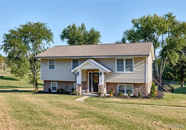 Photo 3 of Sale Pending at 2100 Spielhagen Rd, Troy, MO 63379 | MLS# MIS26057820 | Listing updated on 2026-09-14