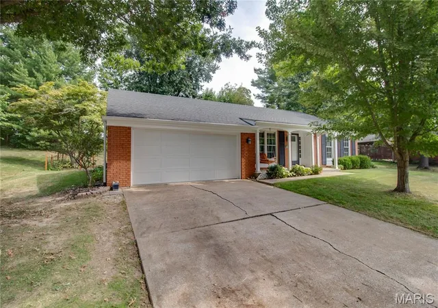Photo 3 of Single family home for sale at 4815 Blu Fountain Dr, Godfrey, IL 62035 | MLS# MIS26057831 | Listing updated on 2026-10-06