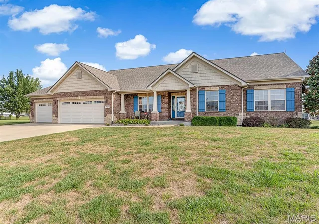 Photo 3 of Single family home for sale at 4009 Autumn Oak Dr, Smithton, IL 62285 | MLS# MIS26057835 | Listing updated on 2026-09-24