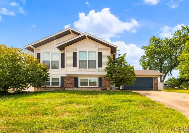 Photo 2 of Sale Pending at 1128 Spencer Rd, Saint Peters, MO 63376 | MLS# MIS26057849 | Listing updated on 2026-09-18