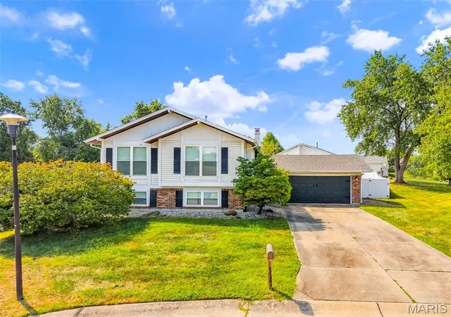 Photo 3 of Sale Pending at 1128 Spencer Rd, Saint Peters, MO 63376 | MLS# MIS26057849 | Listing updated on 2026-09-18