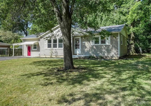 Photo 2 of Sale Pending at 113 N Bend Dr, Fairview Heights, IL 62208 | MLS# MIS26057866 | Listing updated on 2026-09-13
