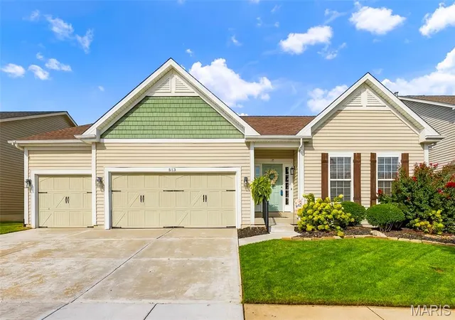 Photo 1 of Sale Pending at 513 Country Chase Dr, Lake Saint Louis, MO 63367 | MLS# MIS26057878 | Listing updated on 2026-09-17