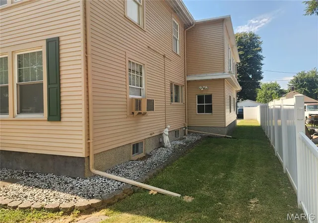 Photo 3 of Single family home for sale at 506 N State St, Jerseyville, IL 62052 | MLS# MIS26057879 | Listing updated on 2026-10-26
