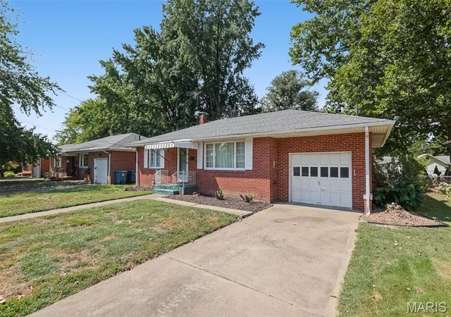 Photo 1 of Single family home for sale at 1142 Beaumont St, Alton, IL 62002 | MLS# MIS26057880 | Listing updated on 2026-09-21