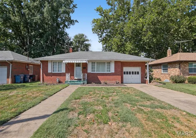 Photo 3 of Single family home for sale at 1142 Beaumont St, Alton, IL 62002 | MLS# MIS26057880 | Listing updated on 2026-09-21