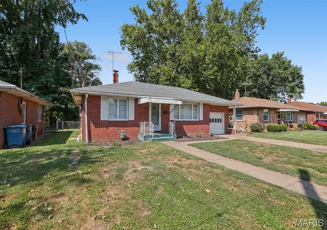 Photo 3 of Single family home for sale at 1142 Beaumont St, Alton, IL 62002 | MLS# MIS26057880 | Listing updated on 2026-10-20