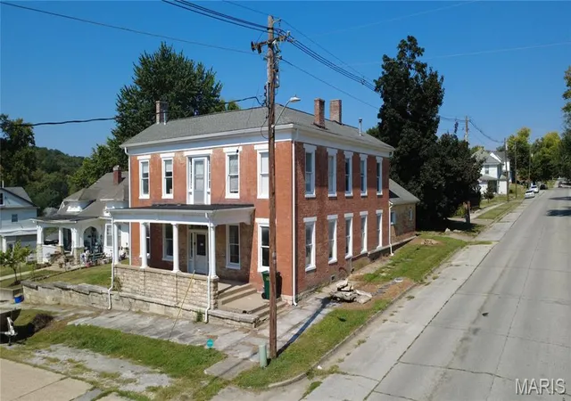 Multi family home for sale at 401 Kentucky St, Louisiana, MO 63353 | MLS# MIS26057895