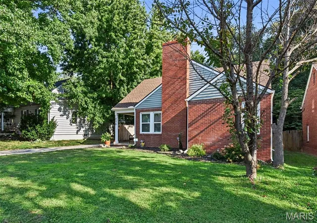 Photo 3 of Single family home for sale at 416 Brentwood Blvd, Alton, IL 62002 | MLS# MIS26057918 | Listing updated on 2026-09-14