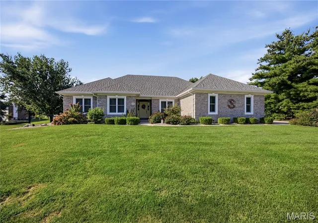 Photo 3 of Sale Pending at 306 Armin Cir, Columbia, IL 62236 | MLS# MIS26057928 | Listing updated on 2026-09-14