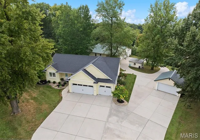 Photo 1 of Sale Pending at 480 Glen Xing Rd, Glen Carbon, IL 62034 | MLS# MIS26057946 | Listing updated on 2026-10-04