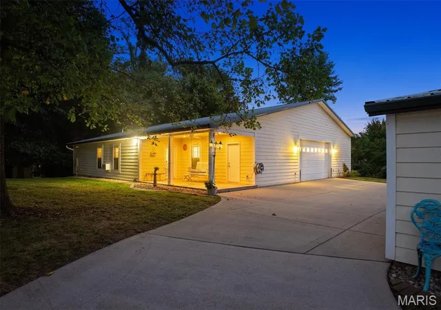 Photo 3 of Sale Pending at 480 Glen Xing Rd, Glen Carbon, IL 62034 | MLS# MIS26057946 | Listing updated on 2026-10-04