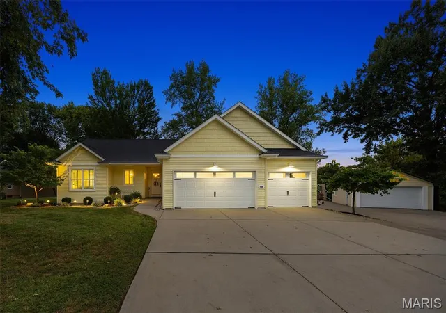 Photo 3 of Sale Pending at 480 Glen Xing Rd, Glen Carbon, IL 62034 | MLS# MIS26057946 | Listing updated on 2026-10-04