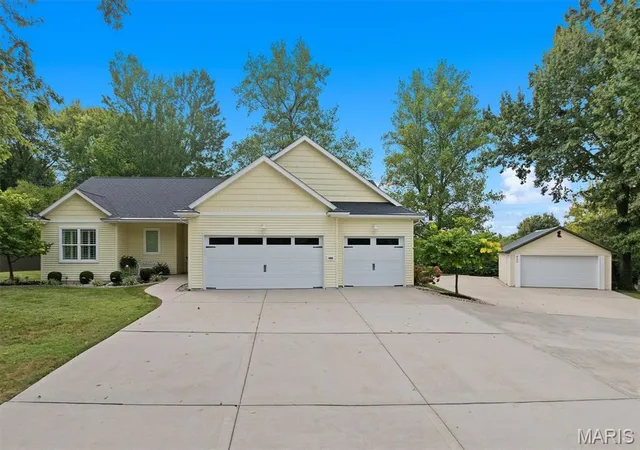Photo 4 of Sale Pending at 480 Glen Xing Rd, Glen Carbon, IL 62034 | MLS# MIS26057946 | Listing updated on 2026-10-04