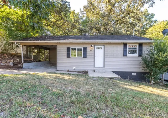 Single family home for sale at 1206 Apple St, Poplar Bluff, MO 63901 | MLS# MIS26057973