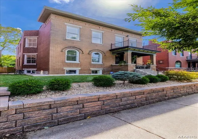 Photo 3 of Sale Pending at 4026 Russell Blvd, Saint Louis, MO 63110 | MLS# MIS26057989 | Listing updated on 2026-09-13
