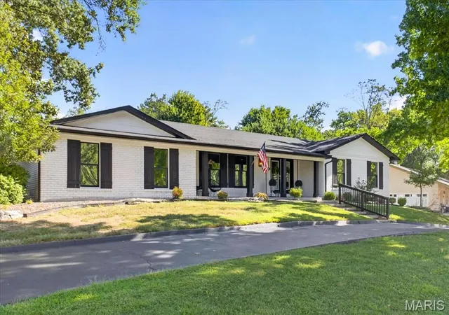 Photo 2 of Sale Pending at 14391 Ladue Rd, Chesterfield, MO 63017 | MLS# MIS26057991 | Listing updated on 2026-09-22