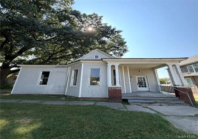Photo 1 of Single family home for sale at 129 N Pennsylvania Ave, Belleville, IL 62220 | MLS# MIS26057998 | Listing updated on 2026-09-30