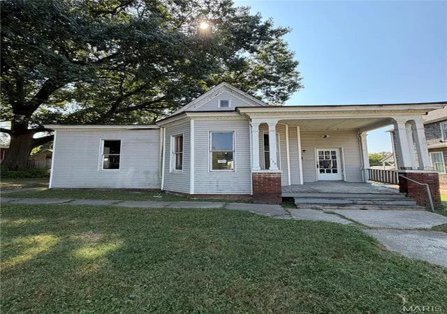 Photo 2 of Single family home for sale at 129 N Pennsylvania Ave, Belleville, IL 62220 | MLS# MIS26057998 | Listing updated on 2026-09-30