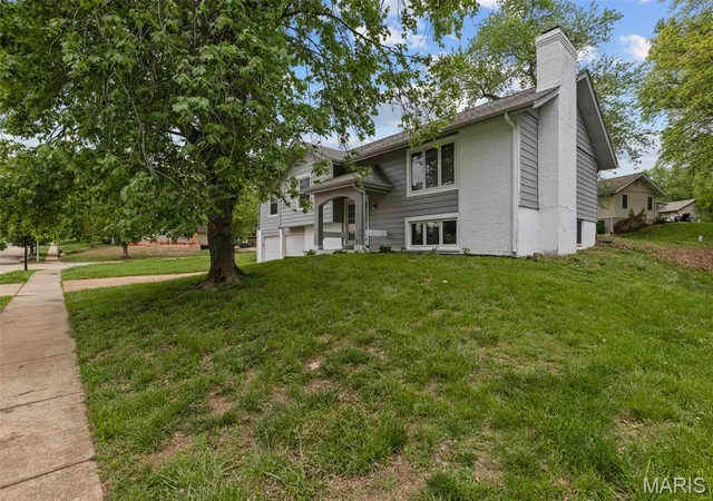 Photo 3 of Single family home for sale at 12897 Nimes Dr, Saint Louis, MO 63141 | MLS# MIS26058001 | Listing updated on 2026-09-14