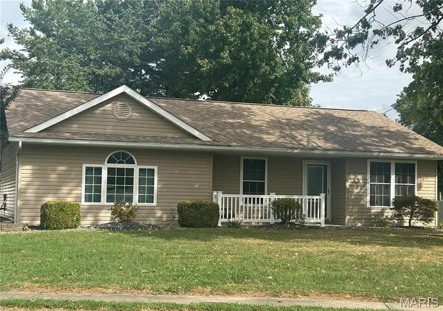 Single family home for sale at 507 Easton Ave, Jerseyville, IL 62052 | MLS# MIS26058015