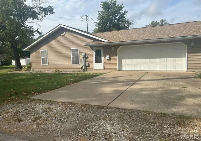 Photo 3 of Single family home for sale at 507 Easton Ave, Jerseyville, IL 62052 | MLS# MIS26058015 | Listing updated on 2026-09-28