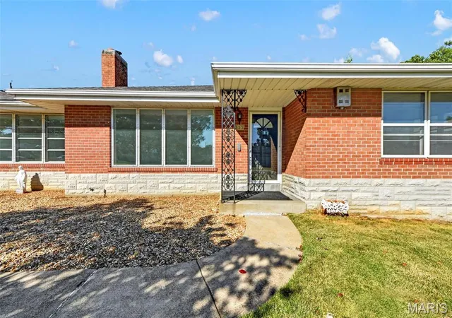 Photo 2 of Single family home for sale at 335 W Saint Anthony Ln, Florissant, MO 63031 | MLS# MIS26058028 | Listing updated on 2026-10-08