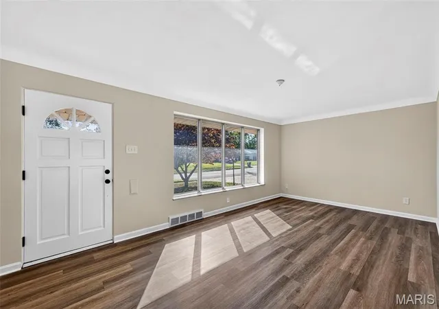 Photo 3 of Single family home for sale at 335 W Saint Anthony Ln, Florissant, MO 63031 | MLS# MIS26058028 | Listing updated on 2026-10-08