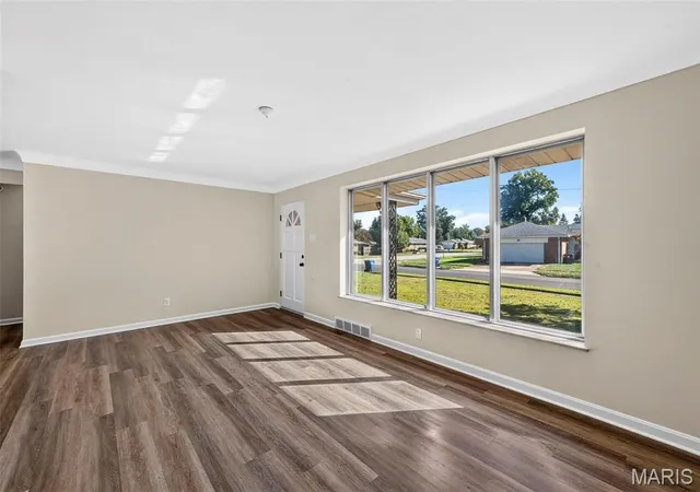 Photo 3 of Single family home for sale at 335 W Saint Anthony Ln, Florissant, MO 63031 | MLS# MIS26058028 | Listing updated on 2026-10-08