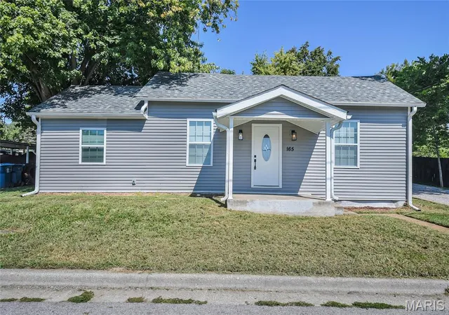 Photo 1 of Single family home for sale at 165 School St, Glen Carbon, IL 62034 | MLS# MIS26058041 | Listing updated on 2026-10-20