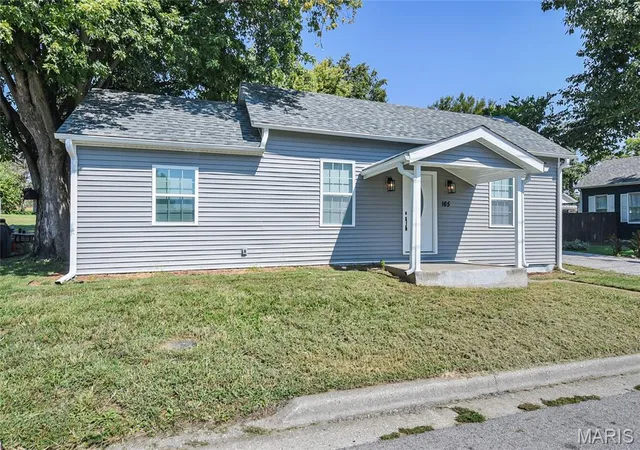 Photo 2 of Single family home for sale at 165 School St, Glen Carbon, IL 62034 | MLS# MIS26058041 | Listing updated on 2026-10-20