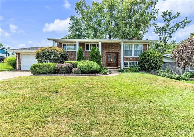 Photo 1 of Sale Pending at 4716 Hedgemont Dr, Saint Louis, MO 63128 | MLS# MIS26058046 | Listing updated on 2026-09-28