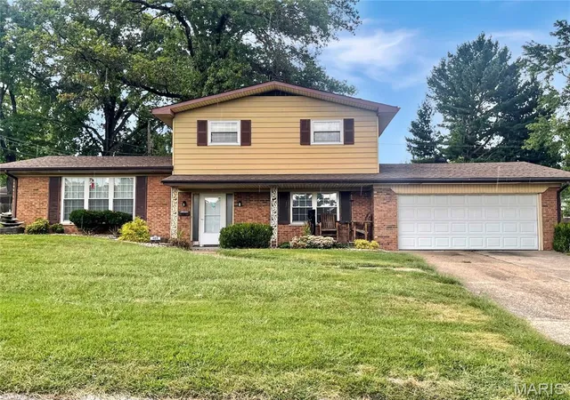 Single family home for sale at 409 Kensington Dr, Belleville, IL 62223 | MLS# MIS26058054