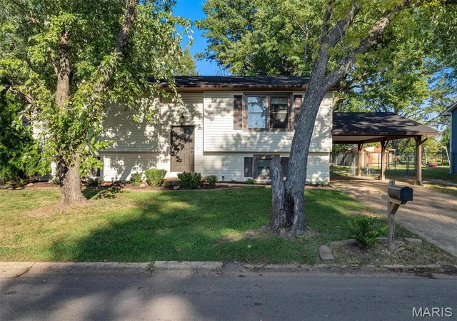 Photo 2 of Sale Pending at 602 Bon Oaks Dr, Sullivan, MO 63080 | MLS# MIS26058063 | Listing updated on 2026-09-13